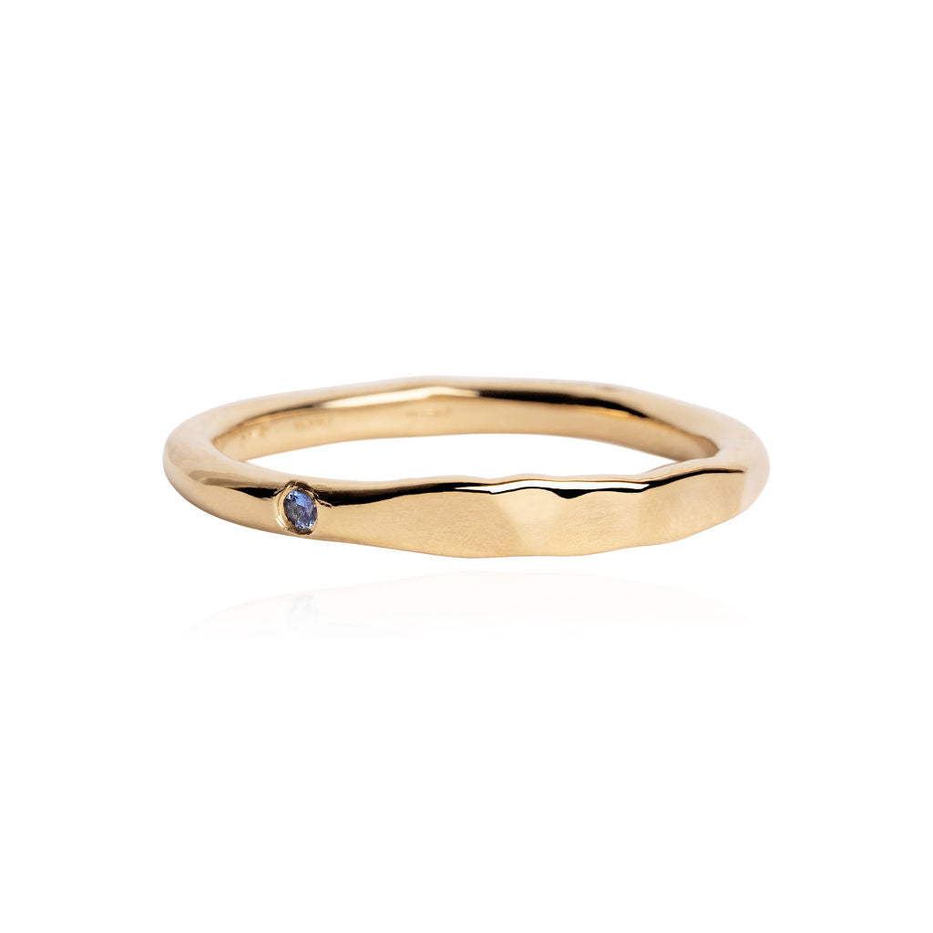 Onepoint Hammered ring w. sapphire 14K gold