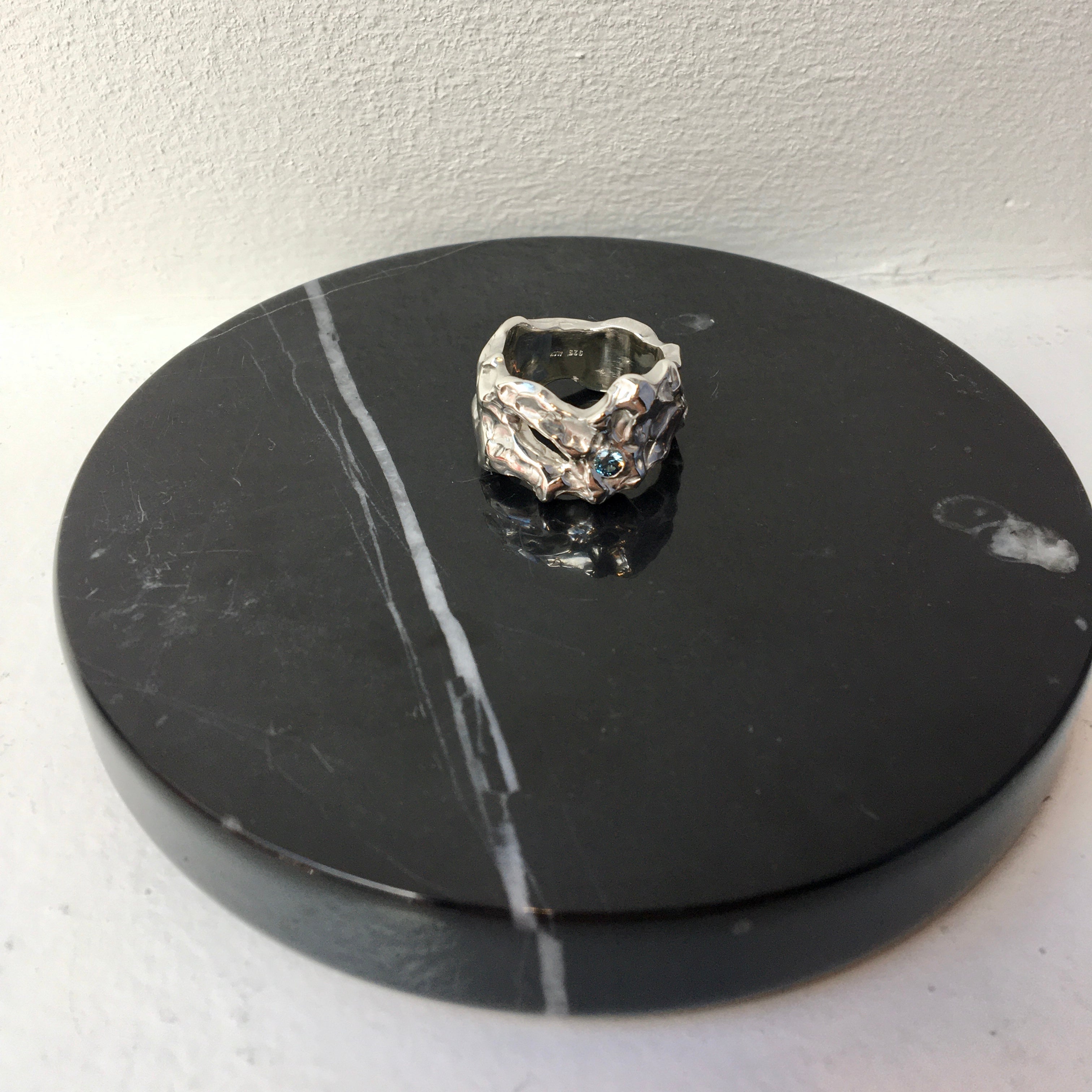 Peak Through Ring w. sapphire