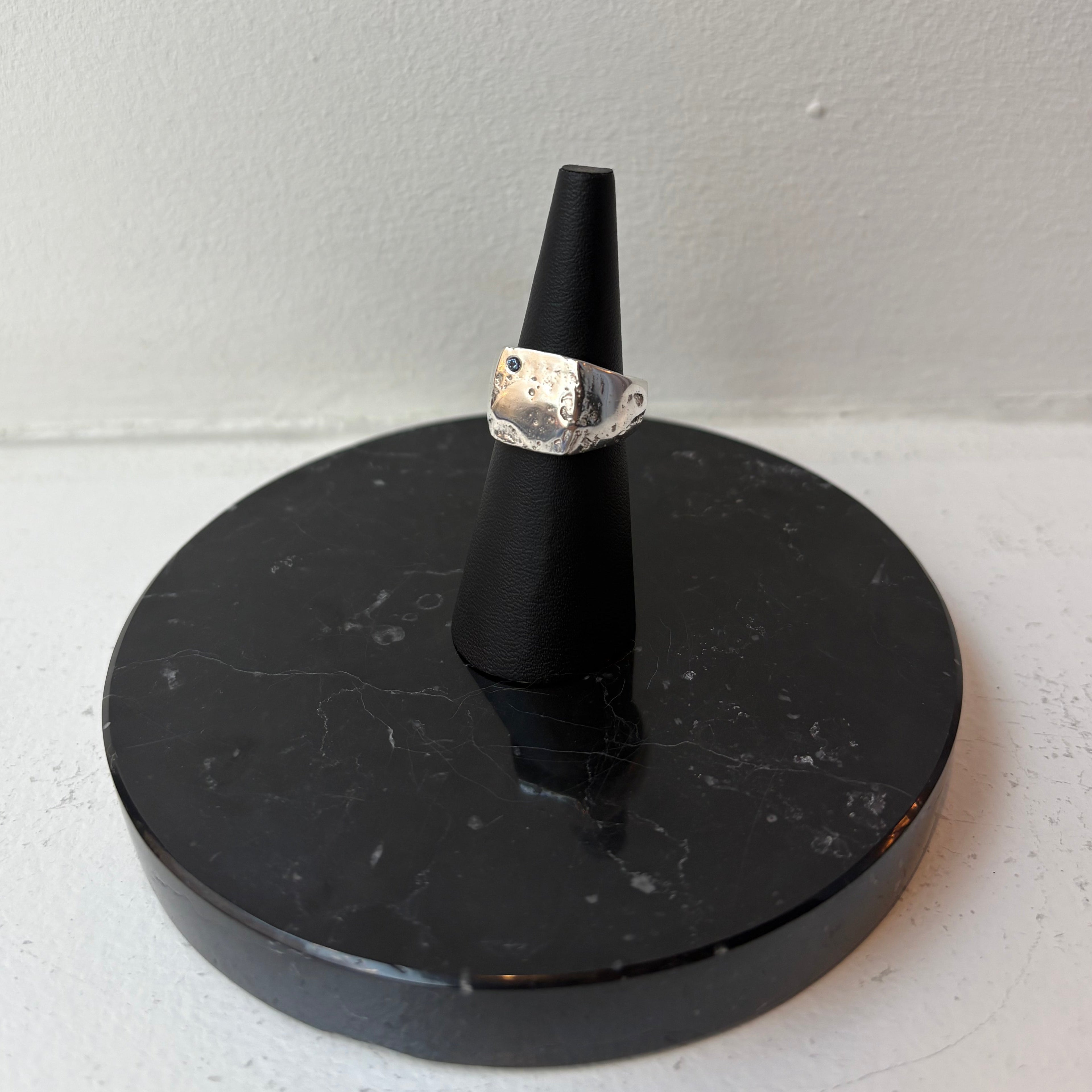 Moulded Signet Ring Square w. sapphire