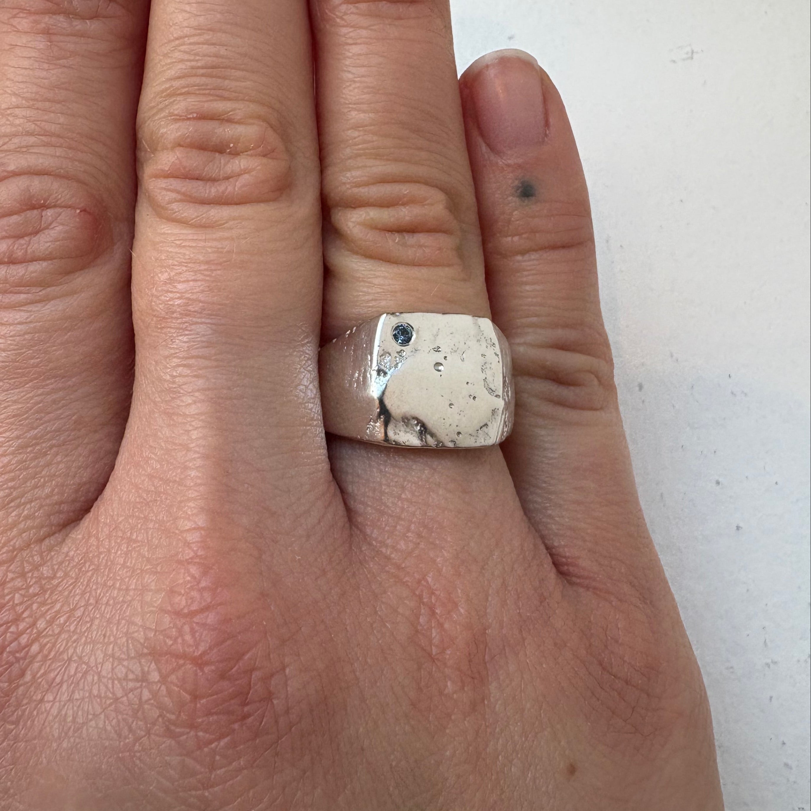 Moulded Signet Ring Square w. sapphire