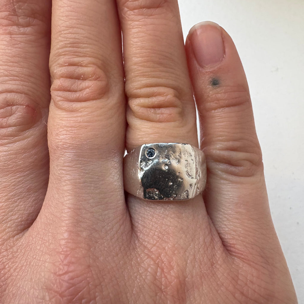 Moulded Signet Ring Square w. sapphire