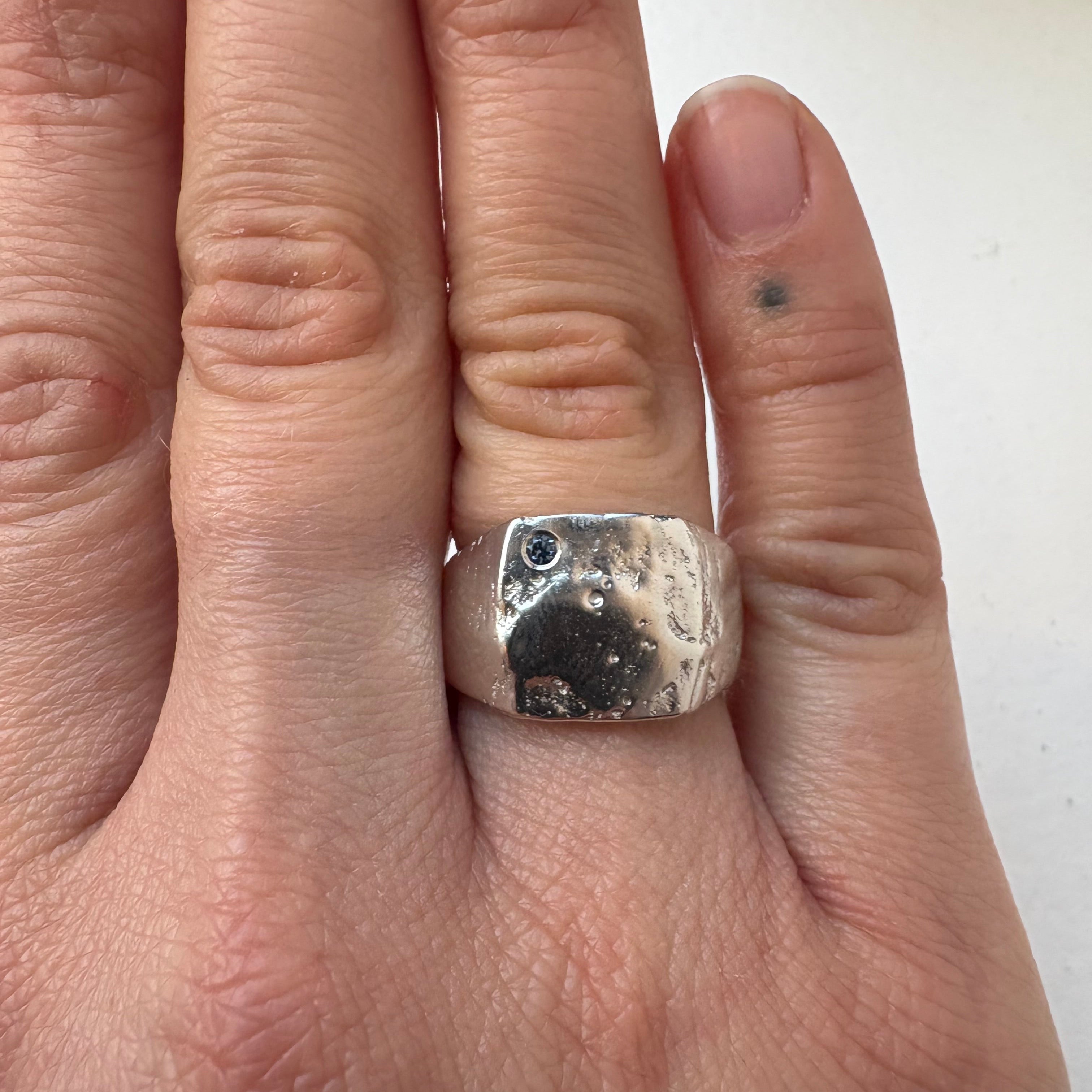 Moulded Signet Ring Square w. sapphire