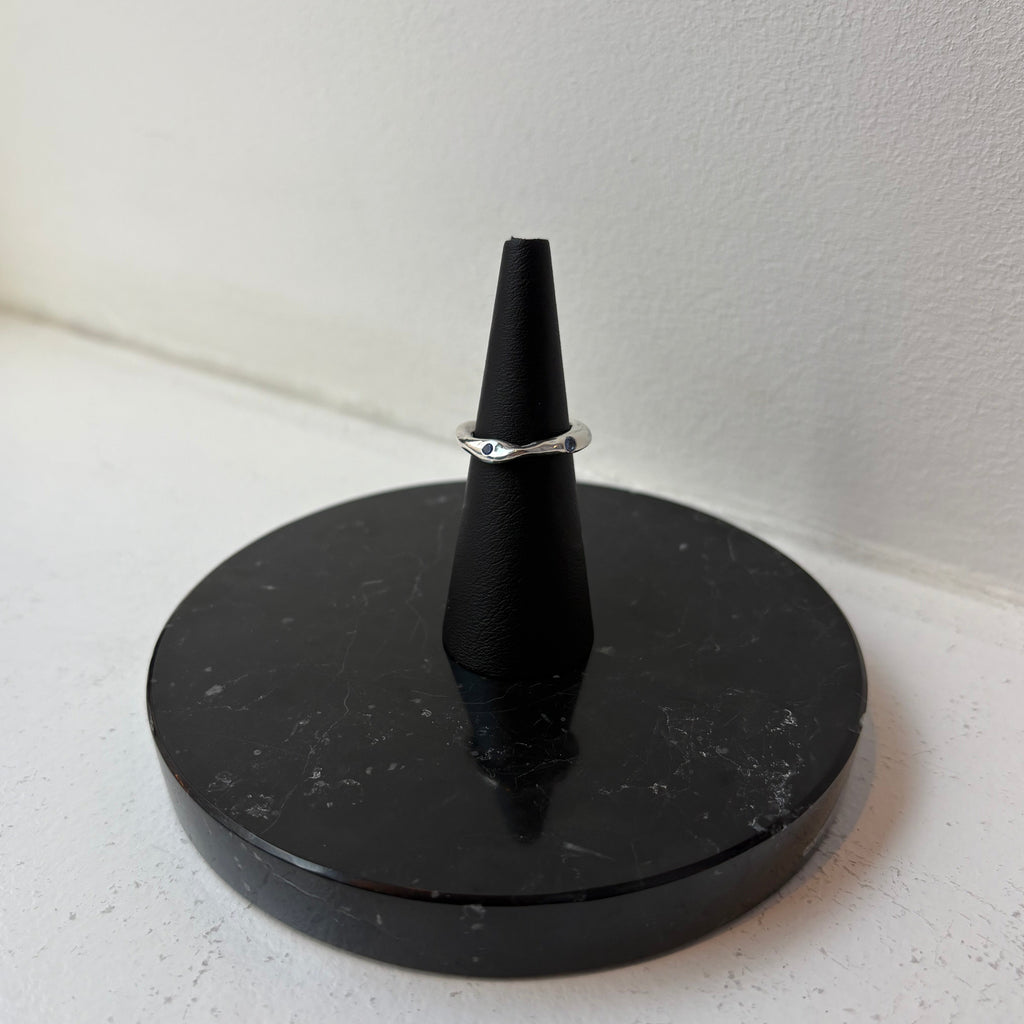 Sculptured Ring small w. sapphires