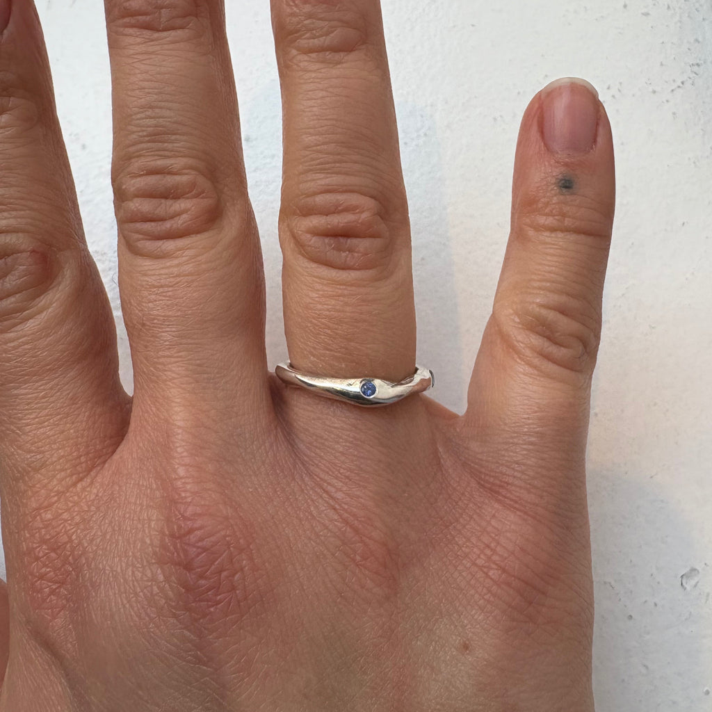 Sculptured Ring small w. sapphires