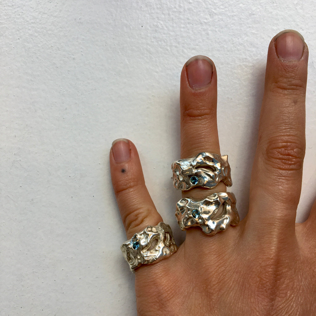 Peak Through Ring w. sapphire