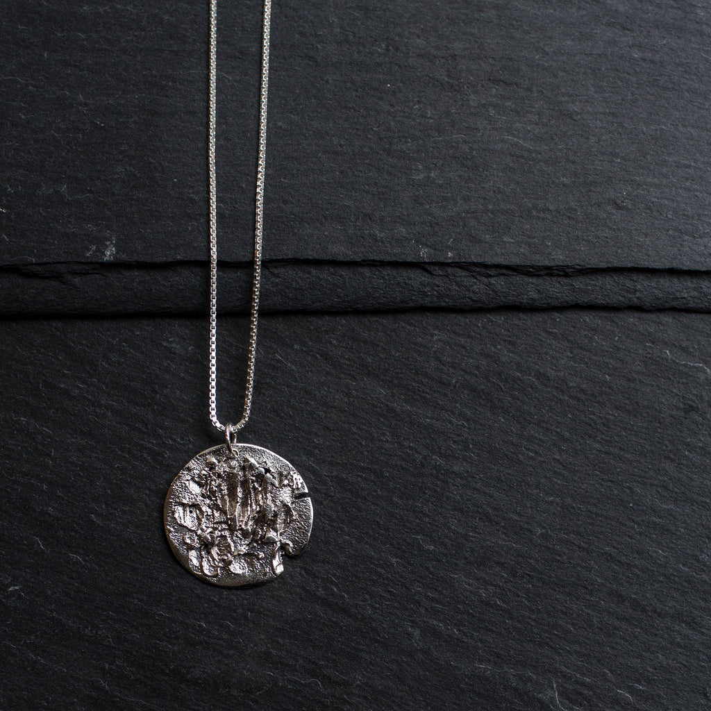 Mond Necklace